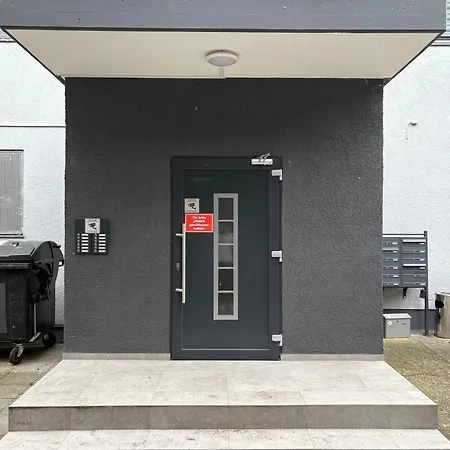 Kleine Und Charmante Monteurs D *