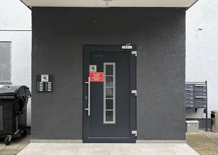 Kleine Und Charmante Monteurs D *